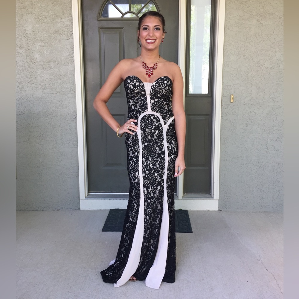Black & Beige Lace Prom dress. Size 7 Juniors. Worn once